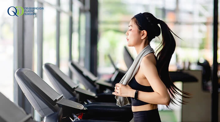 Nâng ngực có tập gym được không